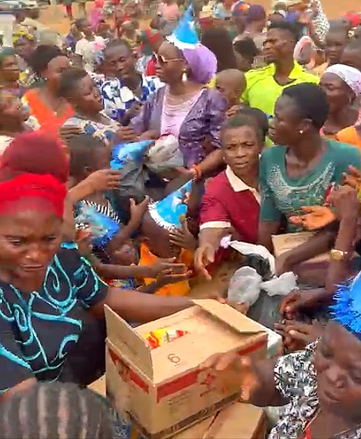 Crowd Benefiting In Megapaul Love Foundation Free Sharing Of Food Items